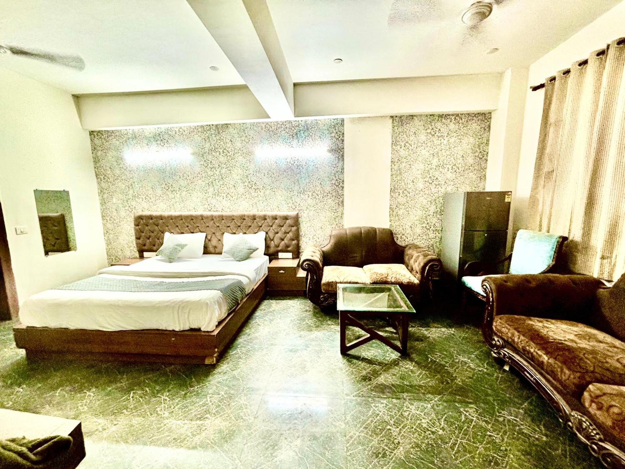 Hotel Pushpanjali 3*