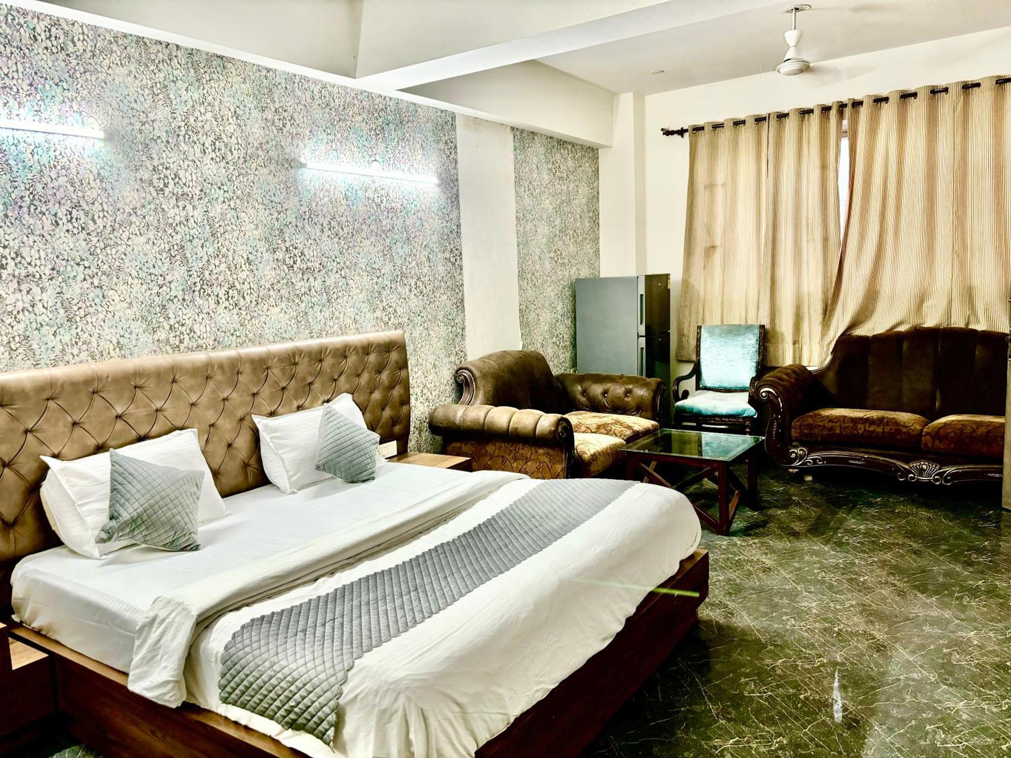 Hotel Pushpanjali 3*
