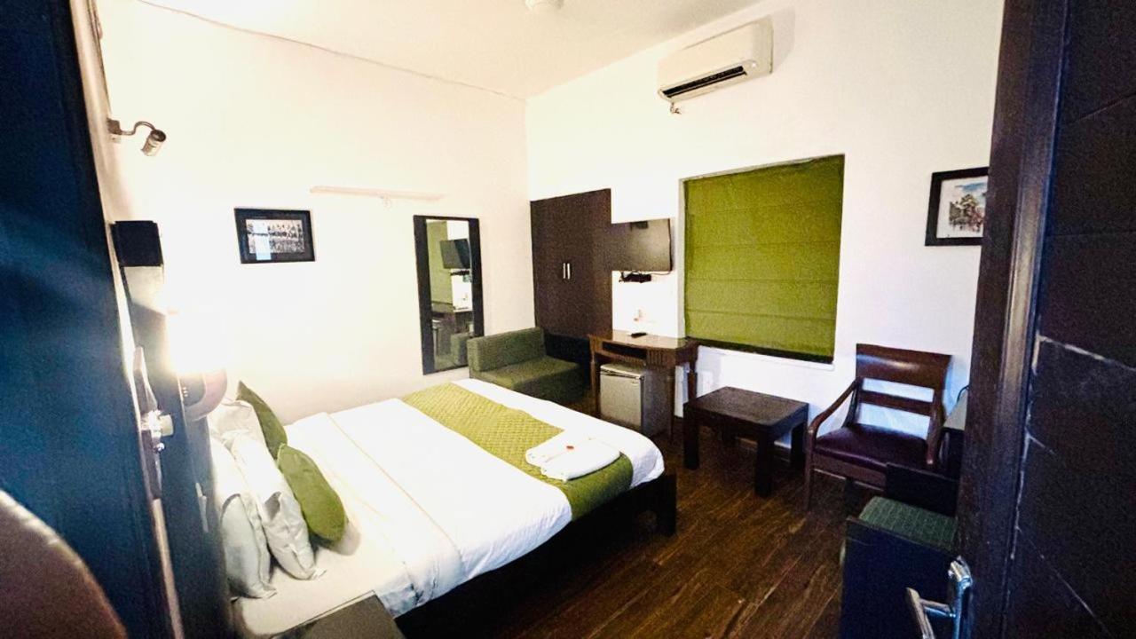 Hotel At Saket Near Pvr Cinema 3*