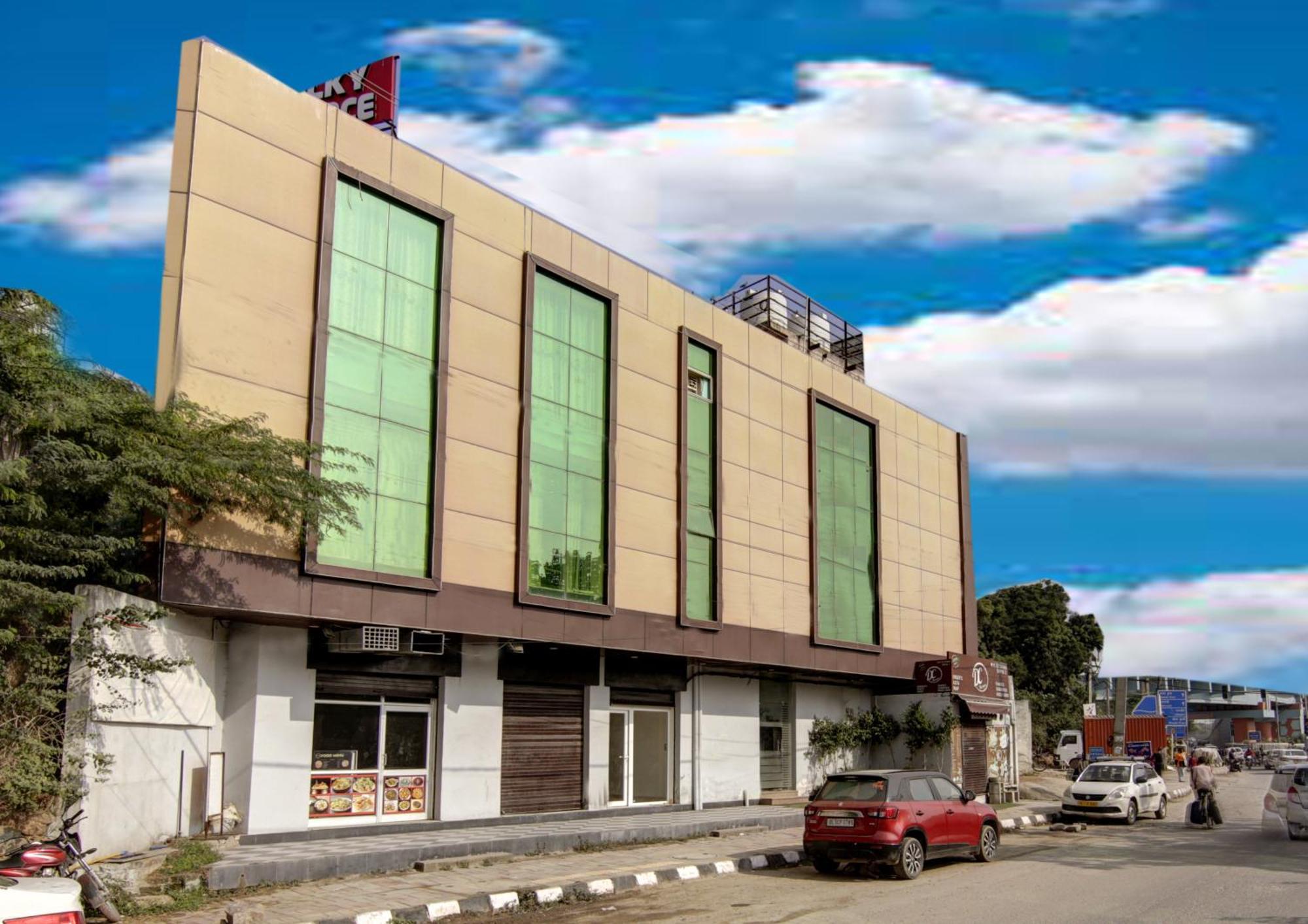 Hotel Silky Palace Near Igi Airportt