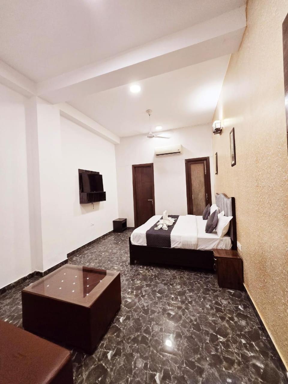Kd Plaza - Ignou Road Saket * New Delhi