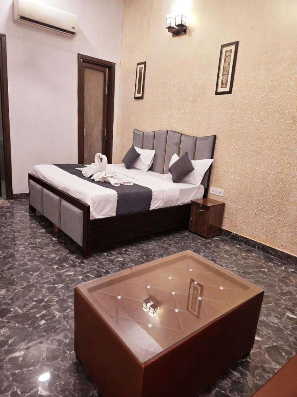 Kd Plaza - Ignou Road Saket *