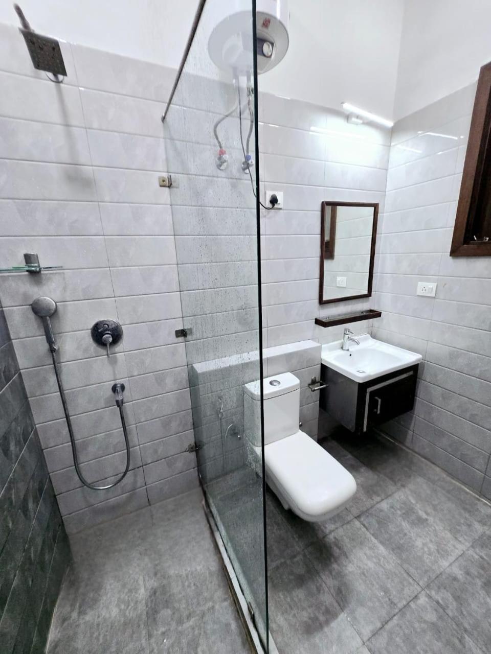 Kd Plaza - Ignou Road Saket * New Delhi