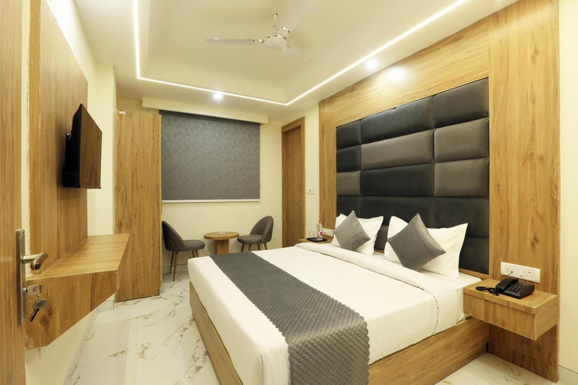 Luxe Manor Near Delhi Airport 3*