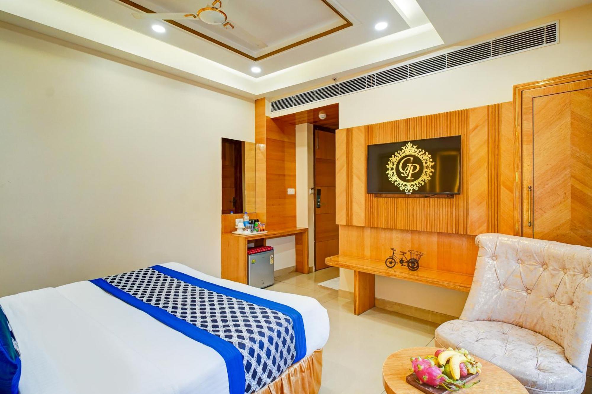 Gold Palace - 03 Mins Walk From Railway Station Guest house