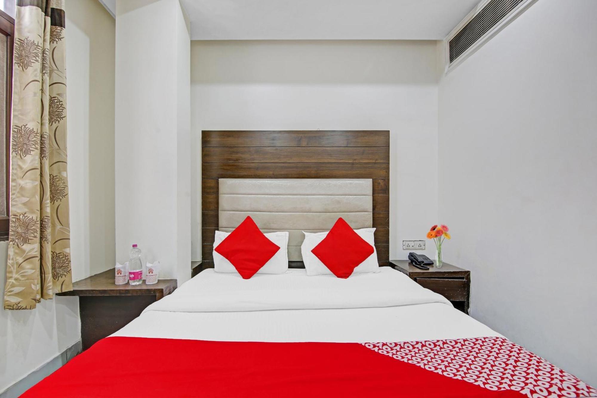 Super Oyo O Saffron Hotel