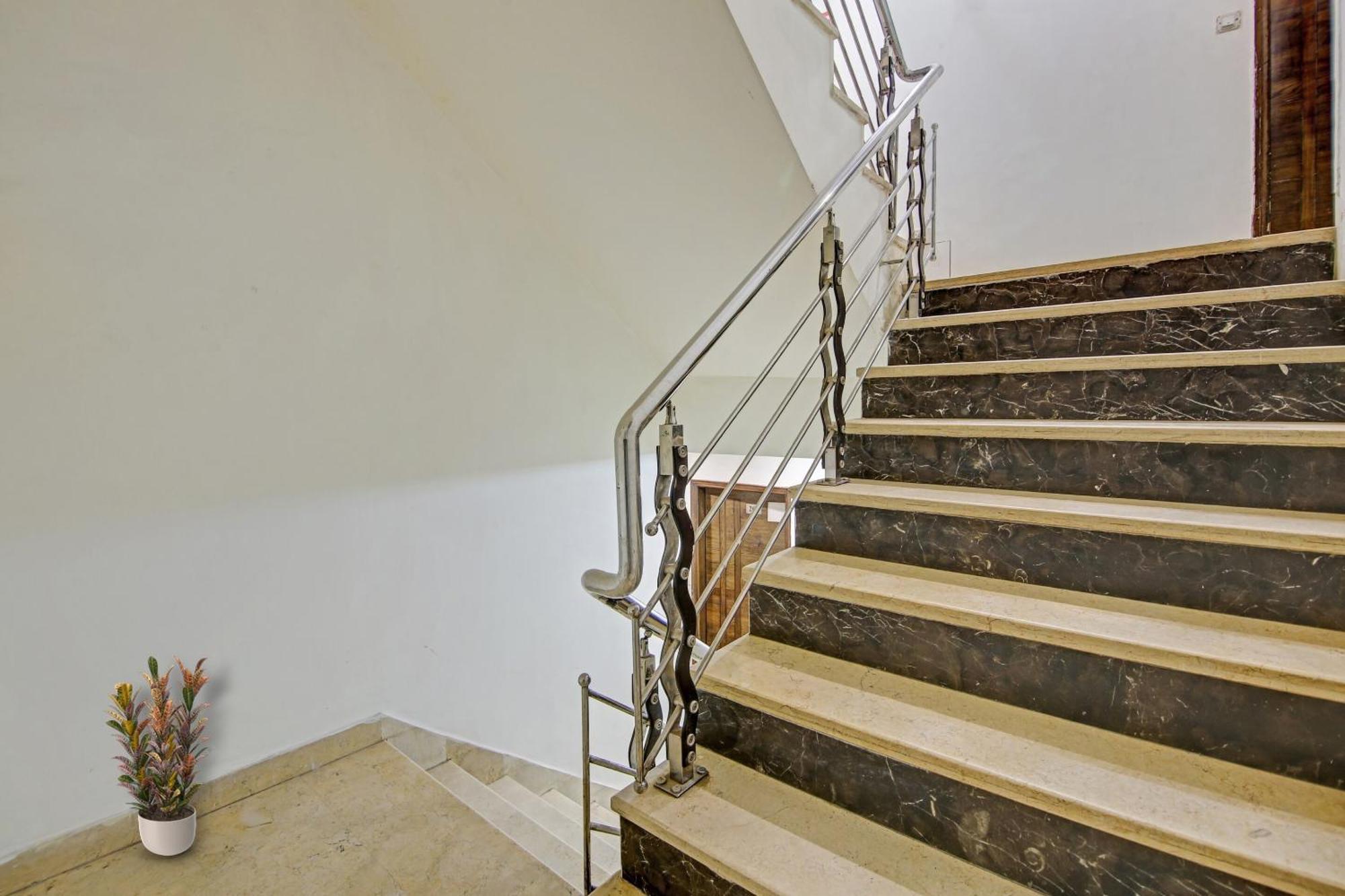 Super Oyo O Saffron Hotel New Delhi