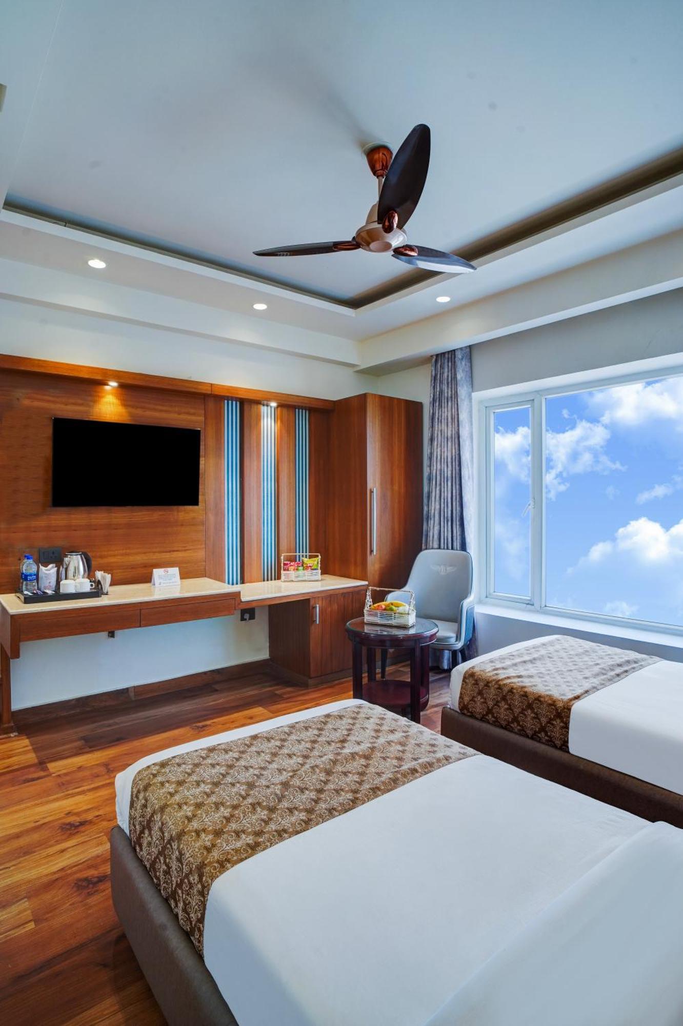 The Pearl - Free Airport Pickup - Traveler's Choice Award Winner For 2025 New Delhi