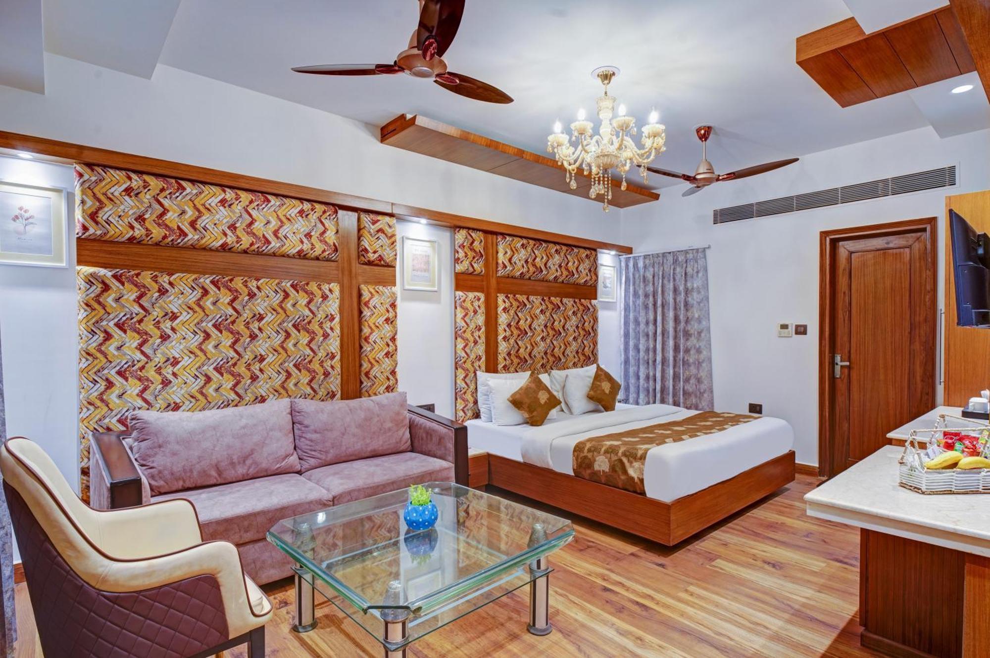 The Pearl - Free Airport Pickup - Traveler's Choice Award Winner For 2025 New Delhi