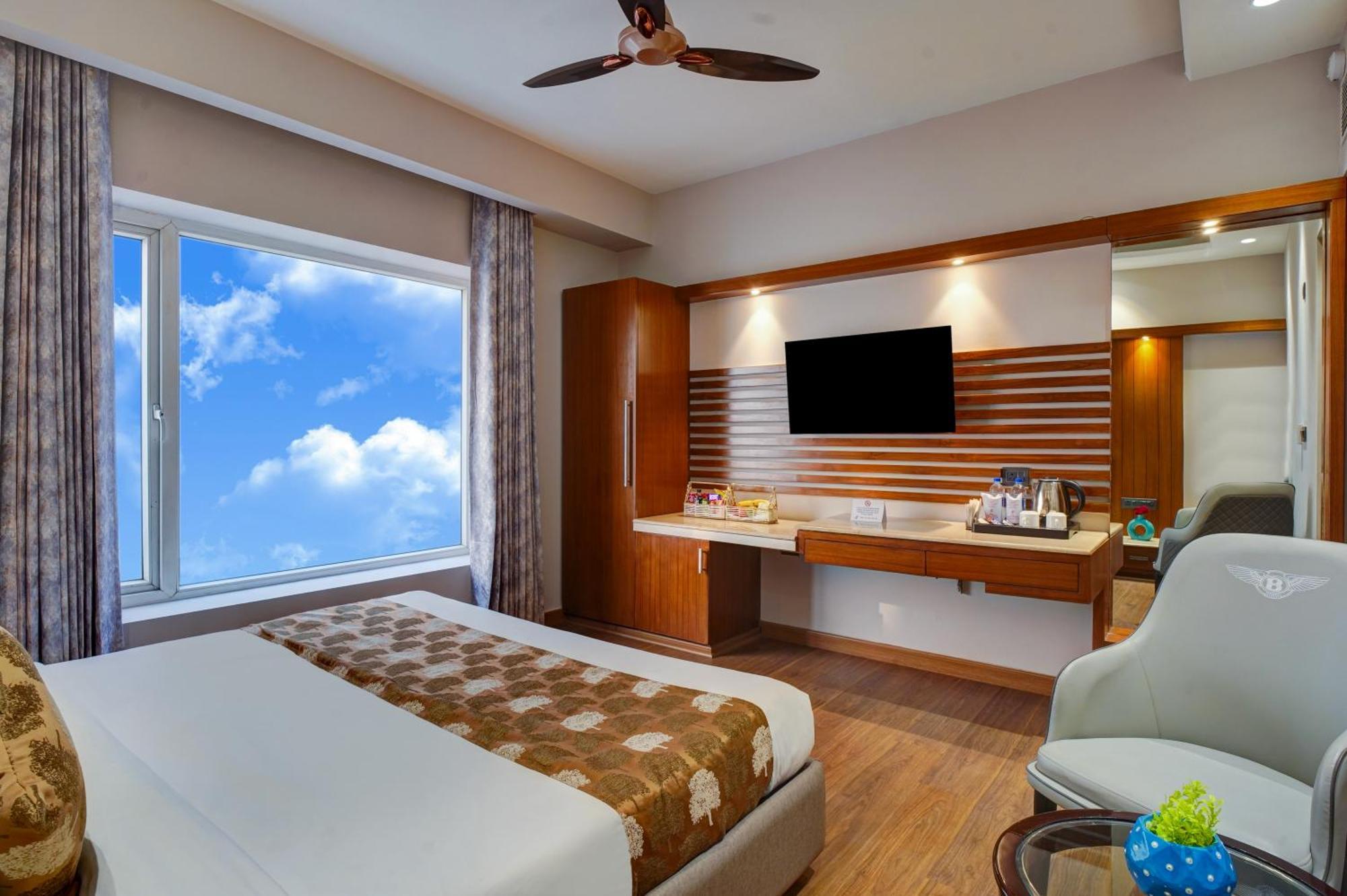 The Pearl - Free Airport Pickup - Traveler's Choice Award Winner For 2025 New Delhi
