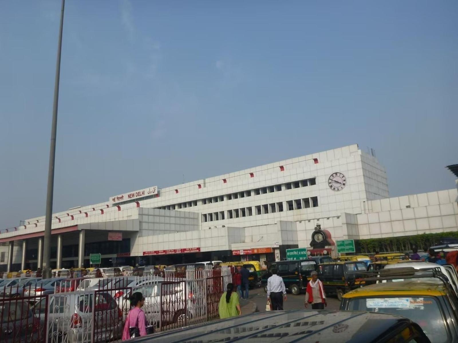 Kabeer - Walking Railway Station Hotel