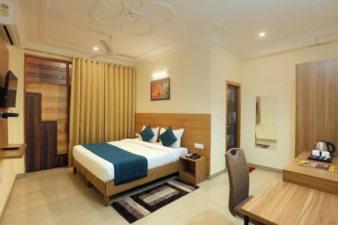 Luxe Manor Near Delhi Airport 3*