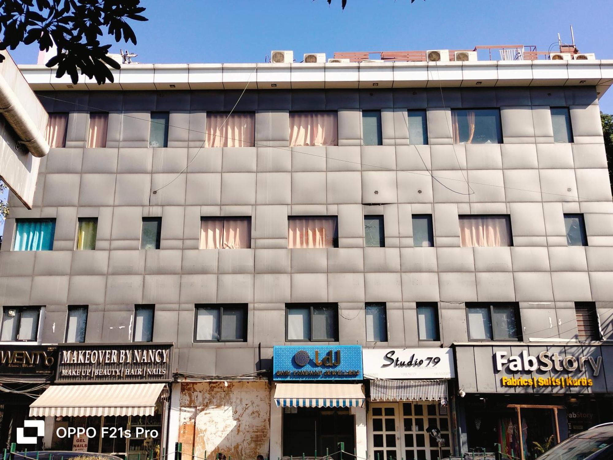 Mannat Near Shalimar Bagh Metro * New Delhi