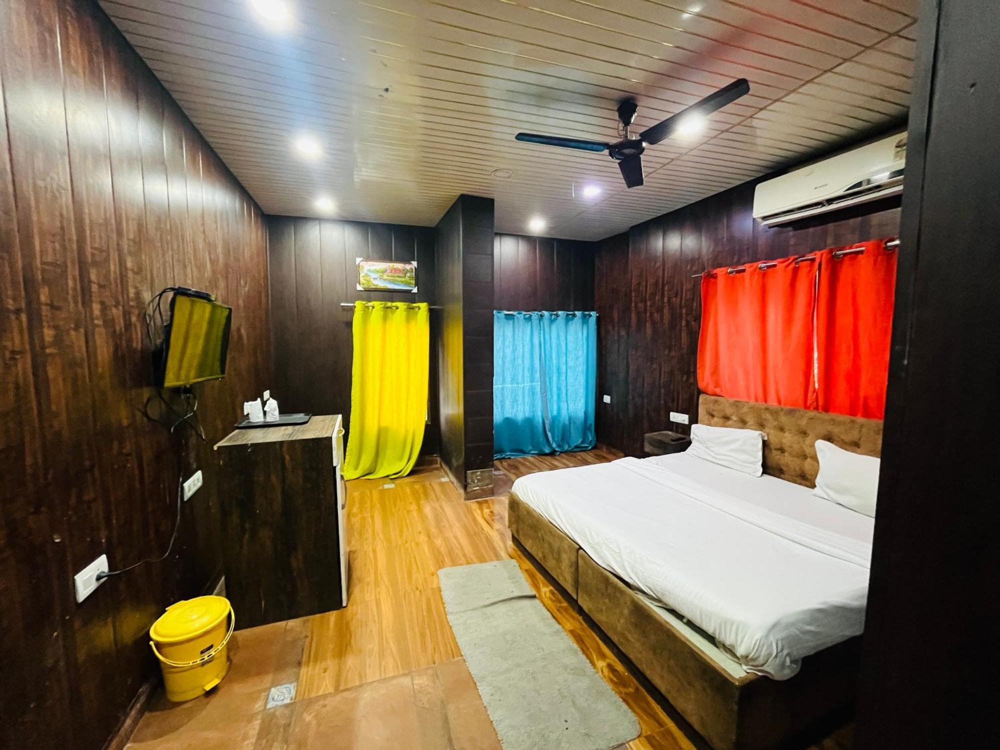 Mannat Near Shalimar Bagh Metro *