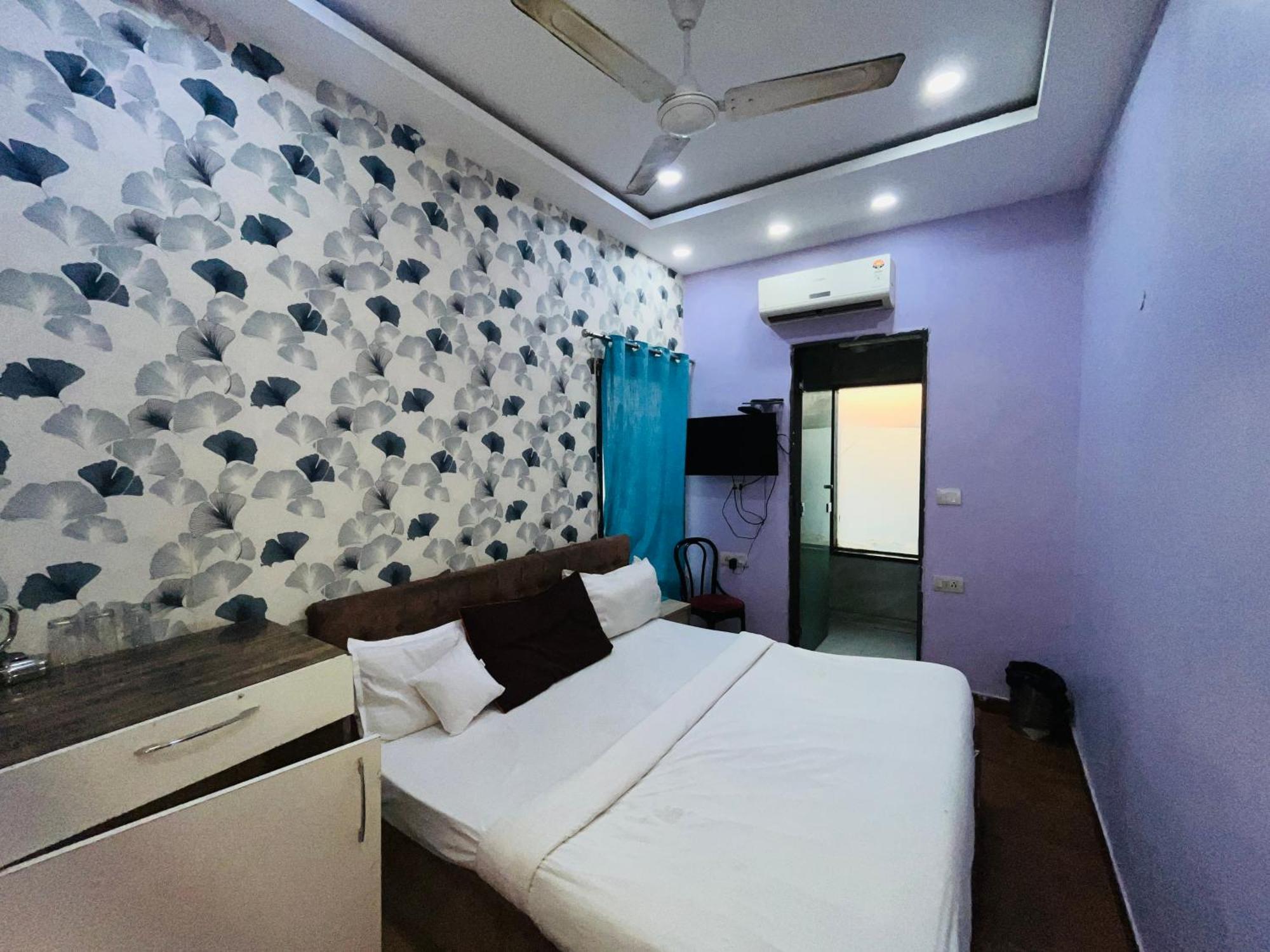 Mannat Near Shalimar Bagh Metro * New Delhi