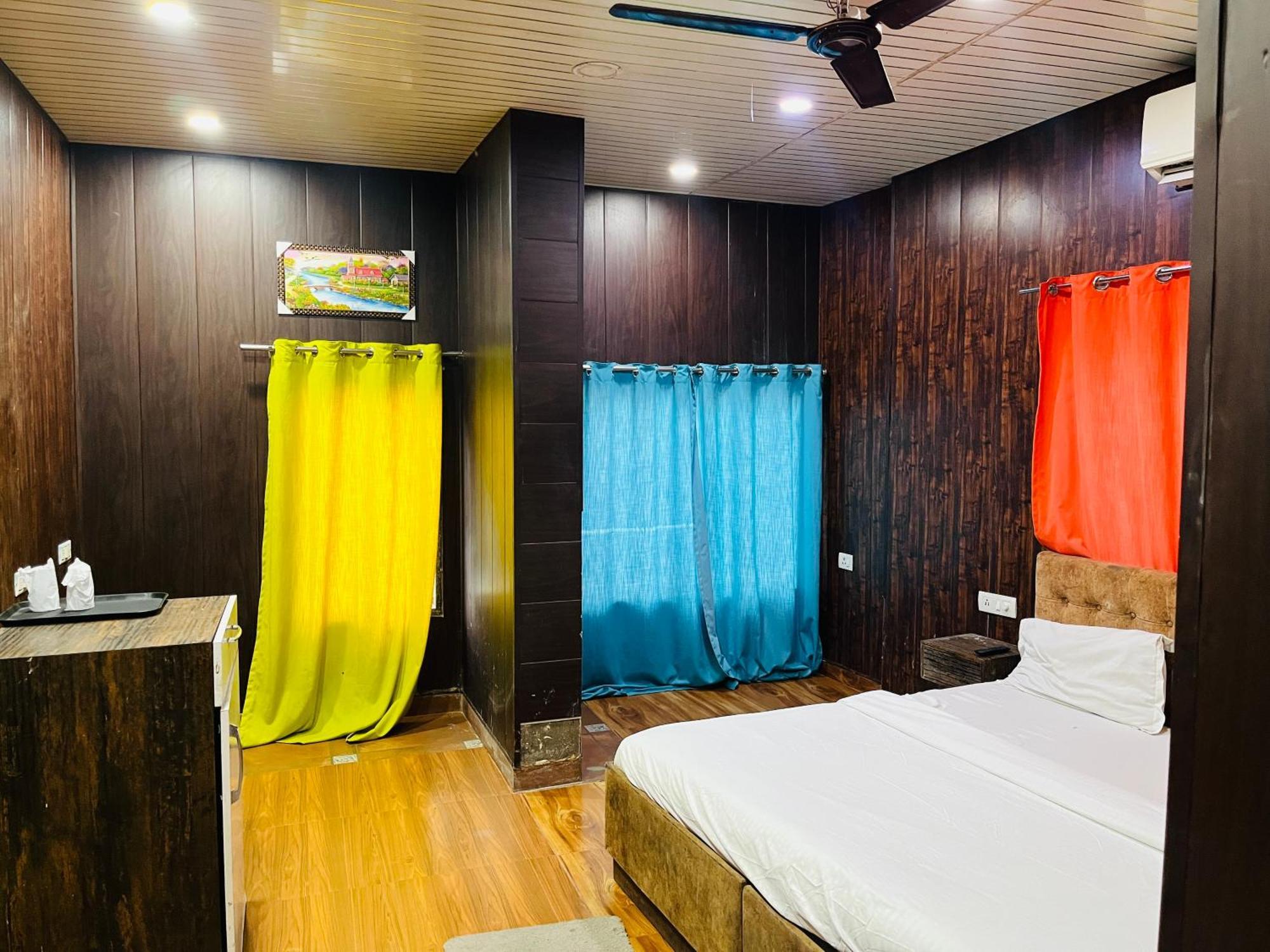 Mannat Near Shalimar Bagh Metro New Delhi