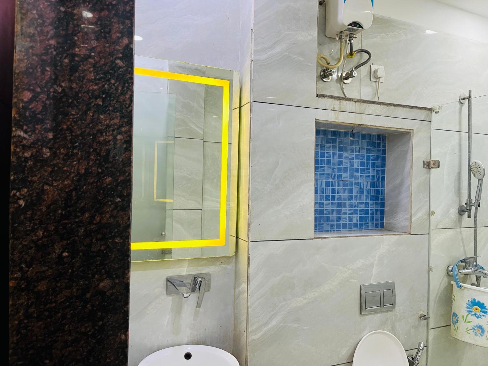 Mannat Near Shalimar Bagh Metro Hotel