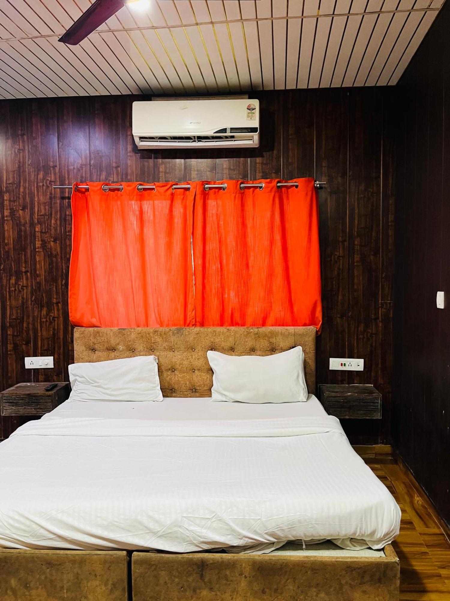 Hotel Mannat Near Shalimar Bagh Metro *