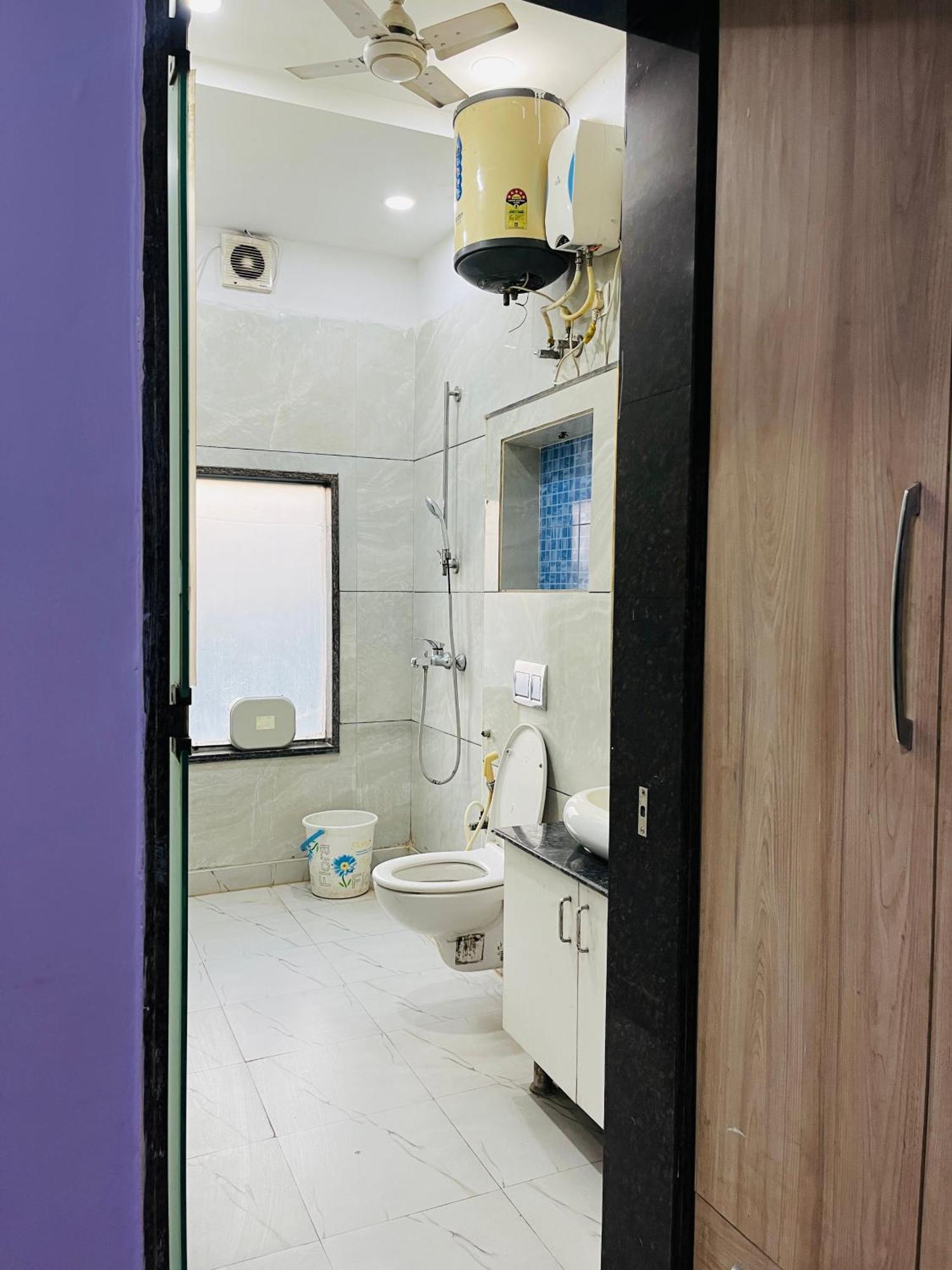 Hotel Mannat Near Shalimar Bagh Metro *