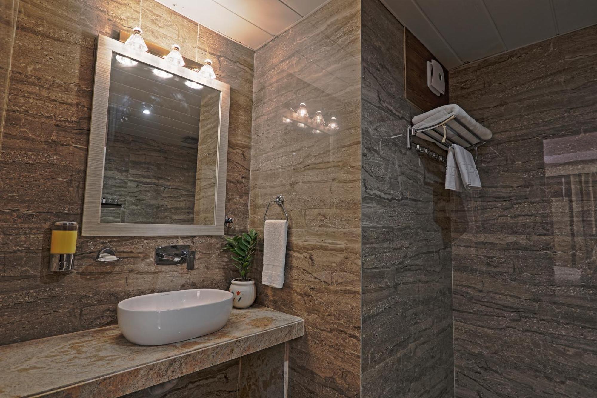 Luxury Suit Delhi Airport Hotel New Delhi