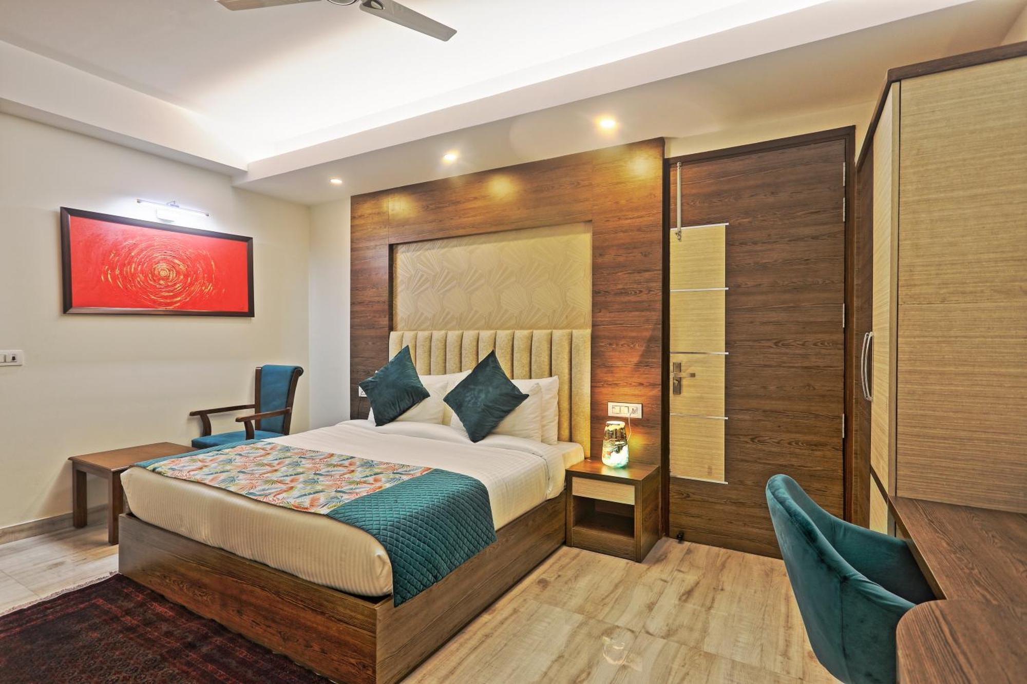 Luxury Suit Delhi Airport Hotel 4*
