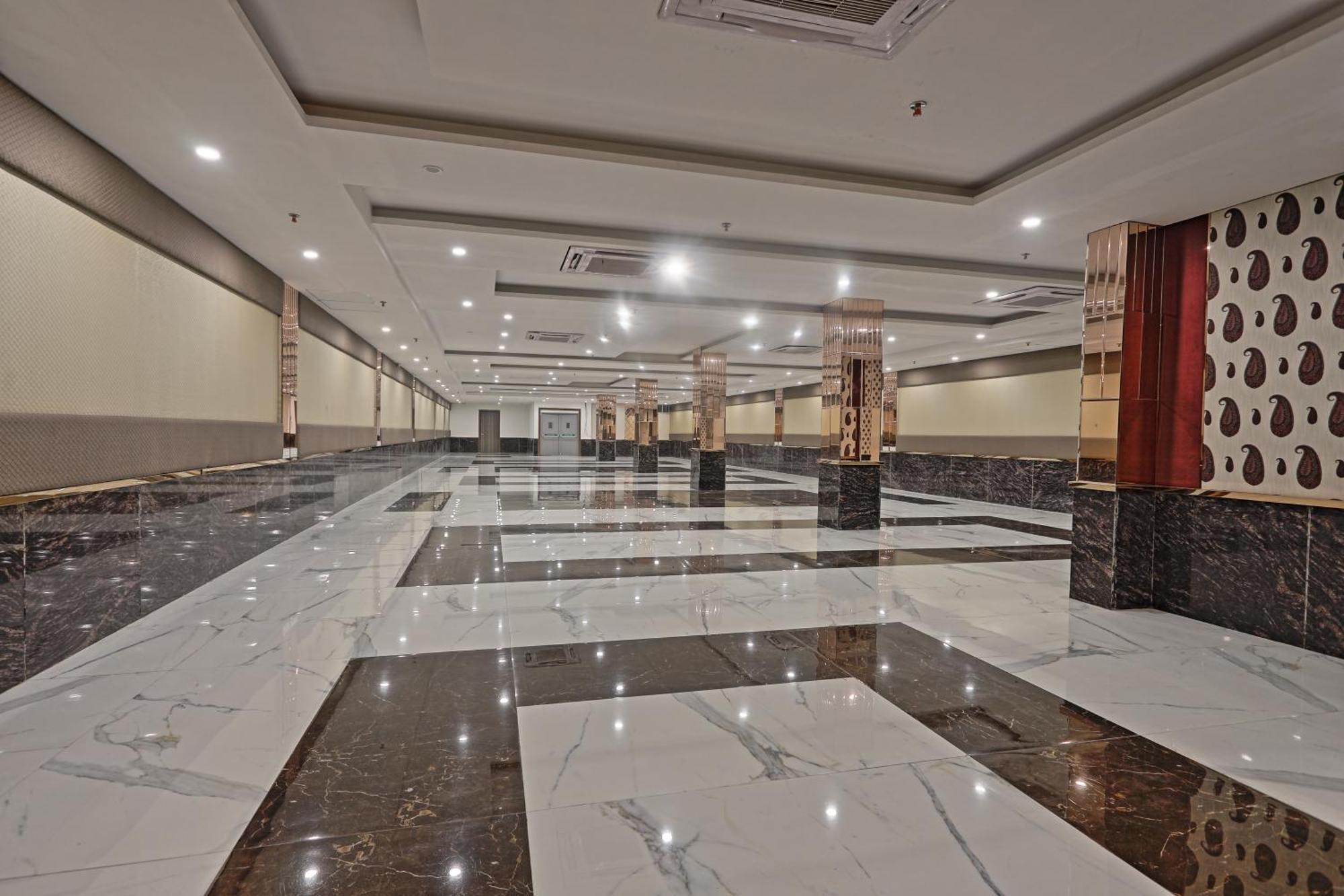 Hotel Cardinal Oxmo Delhi Airport 3*