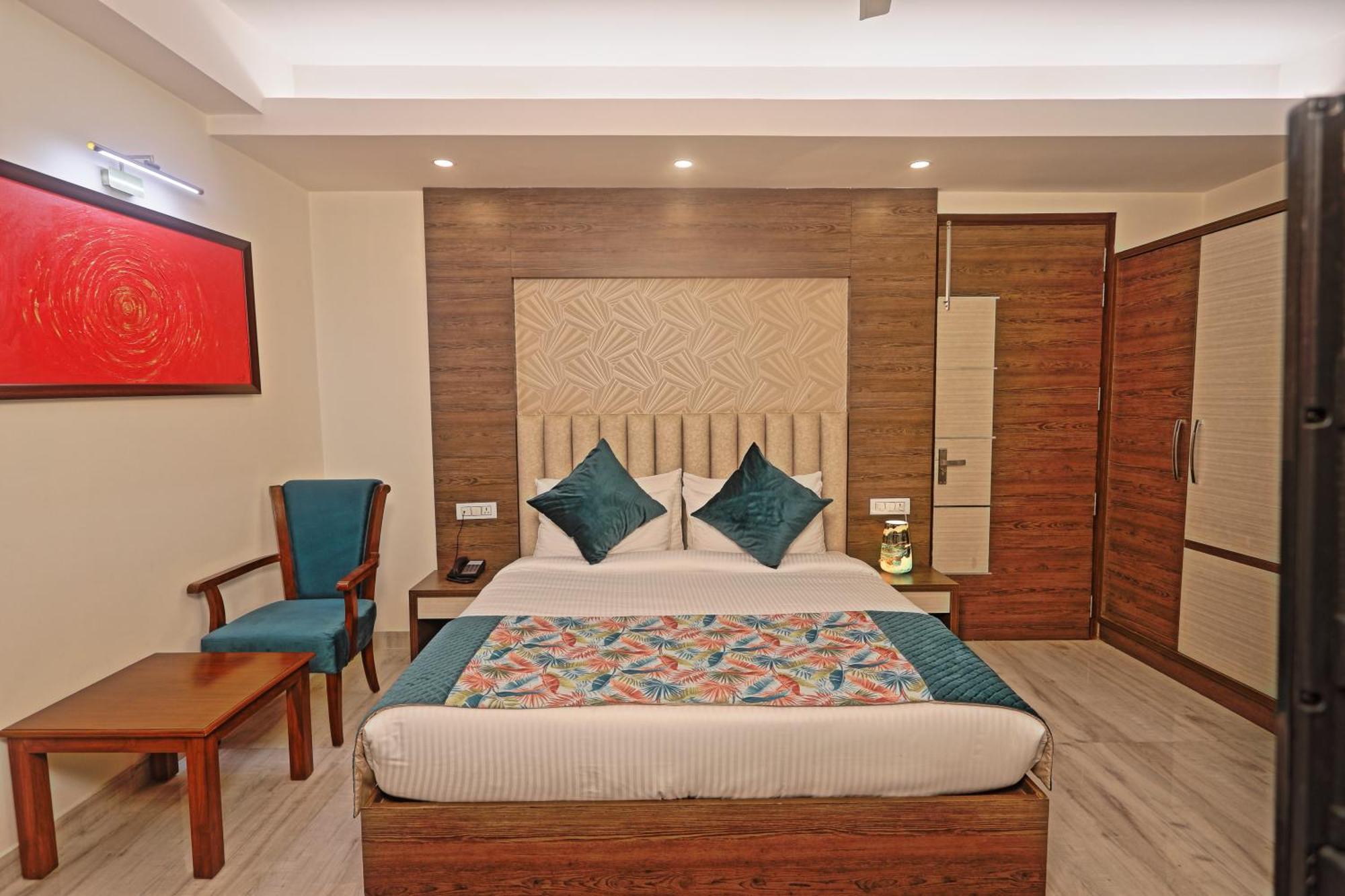 Hotel Cardinal Oxmo Delhi Airport 3*