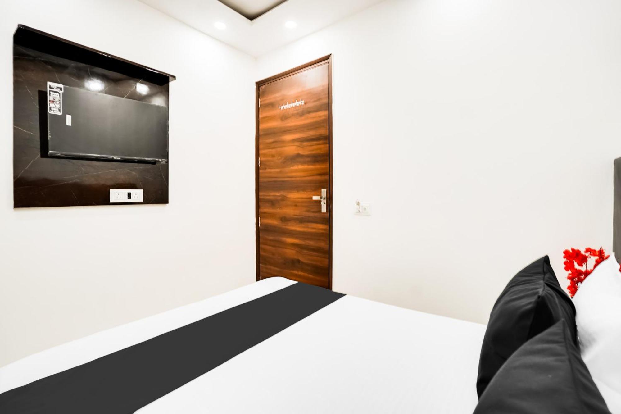 O Aarna Hotel