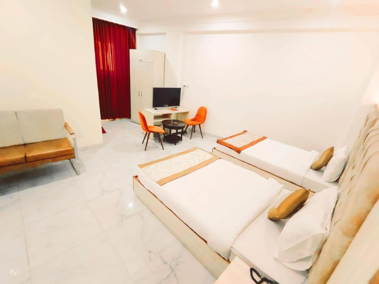 Hotel Hotel Almora Sky Near By Delhi International Airport With - Free Airport Pickup And Drop 3*