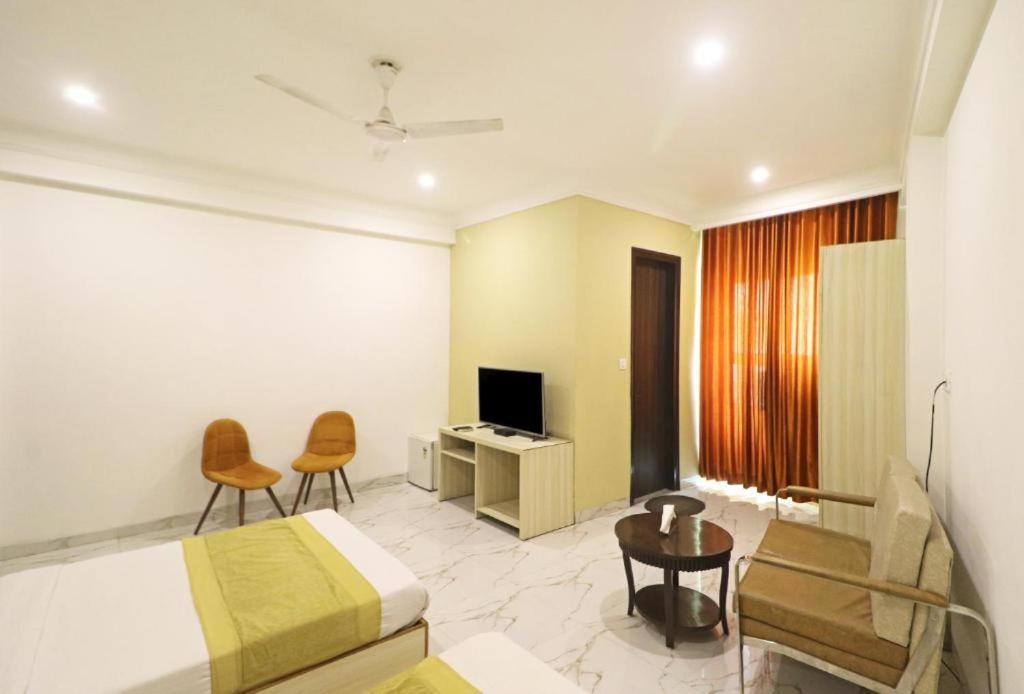 Hotel Almora Sky Near By Delhi International Airport With - Free Airport Pickup And Drop 3*