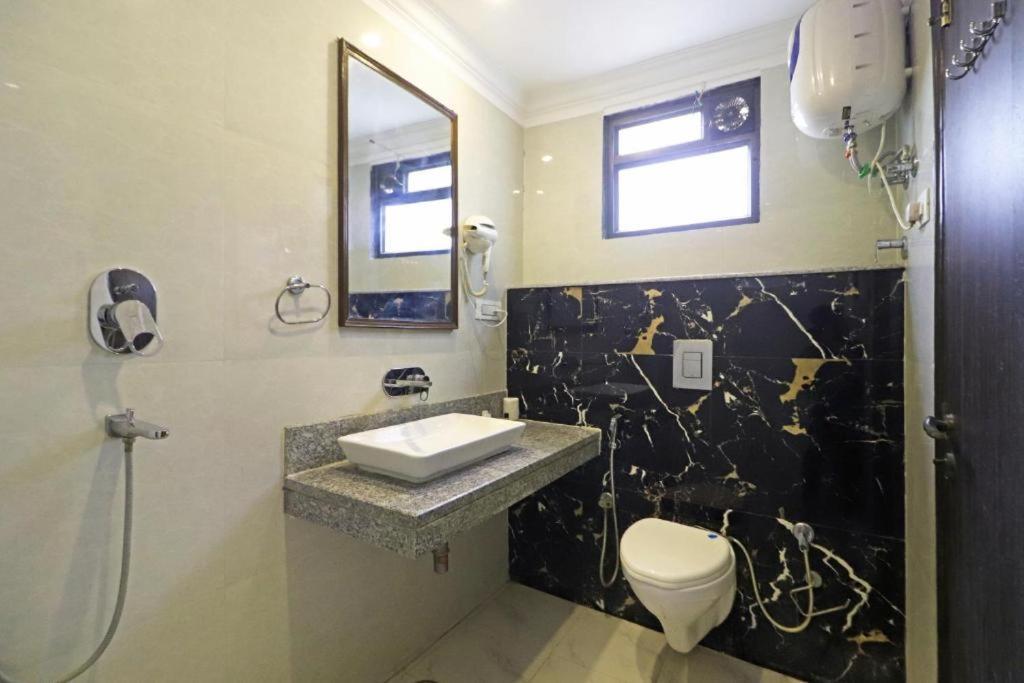 Hotel Almora Sky Near By Delhi International Airport With - Free Airport Pickup And Drop Hotel 3*