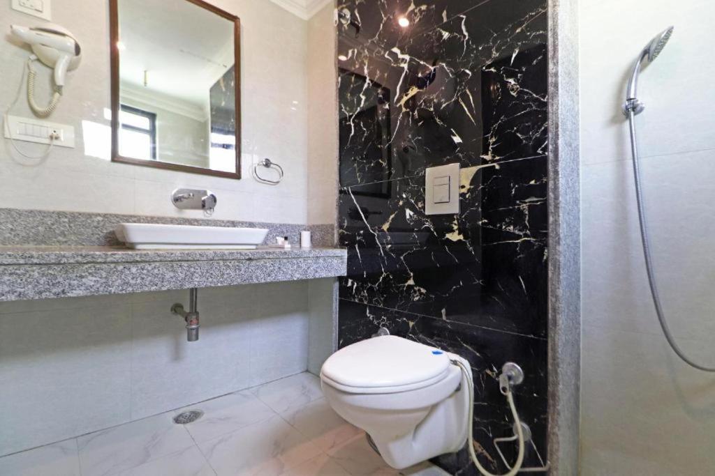 Hotel Almora Sky Near By Delhi International Airport With - Free Airport Pickup And Drop Hotel