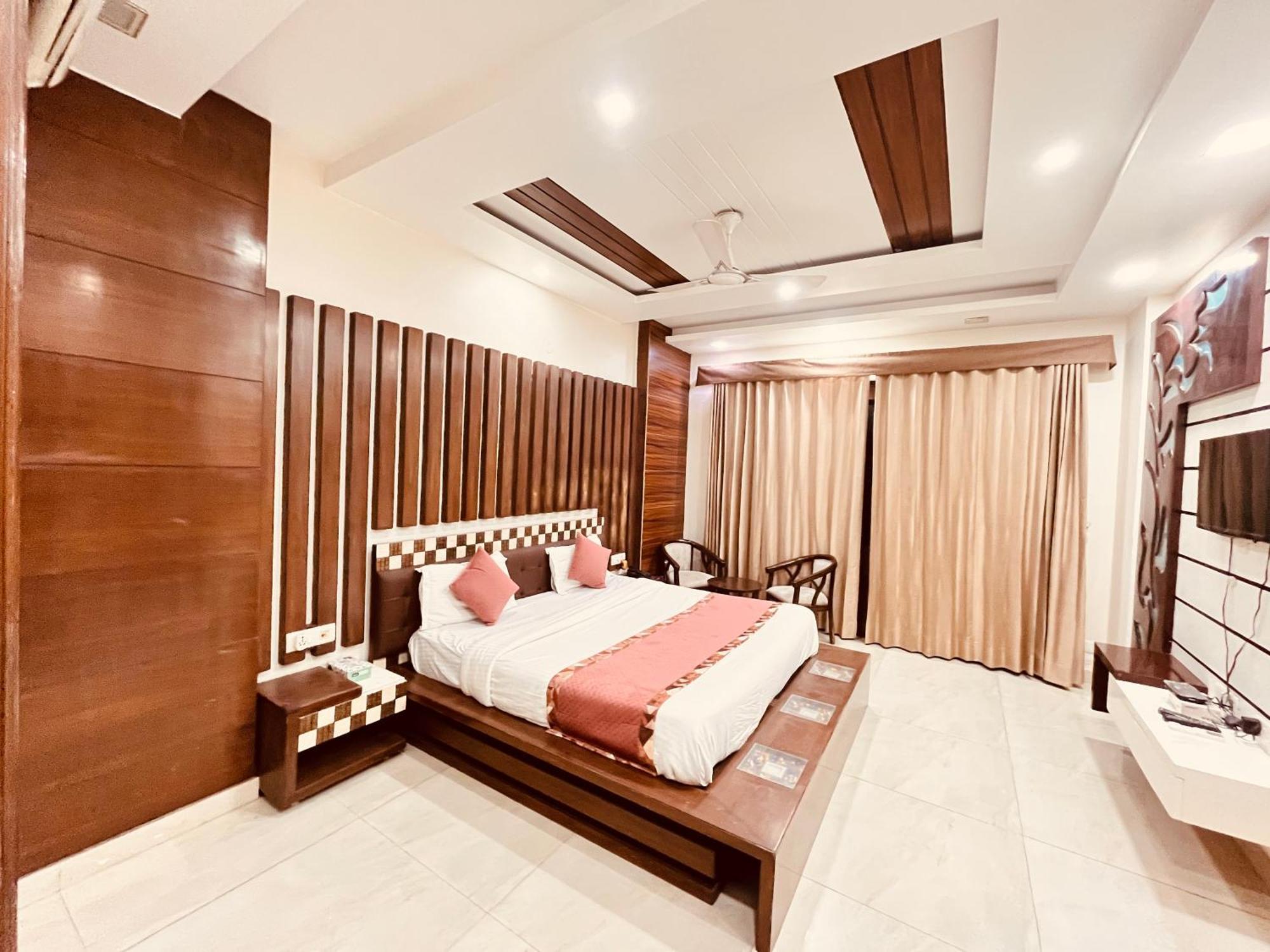 South - Park Near Hauz Khas South Delhi Hotel