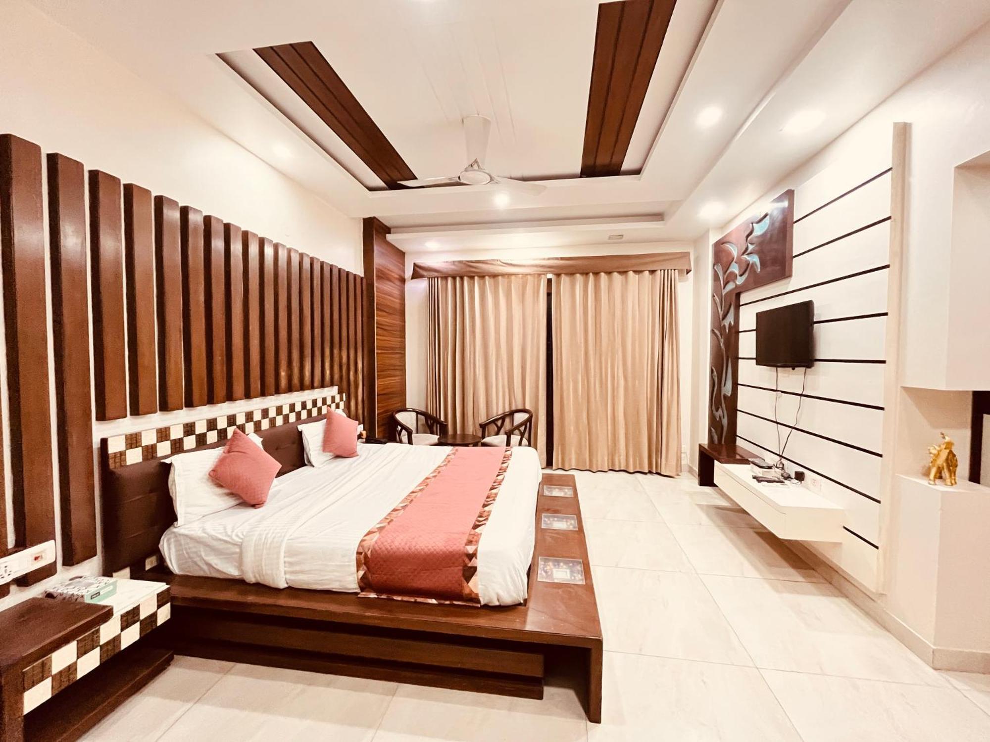 South - Park Near Hauz Khas South Delhi Hotel