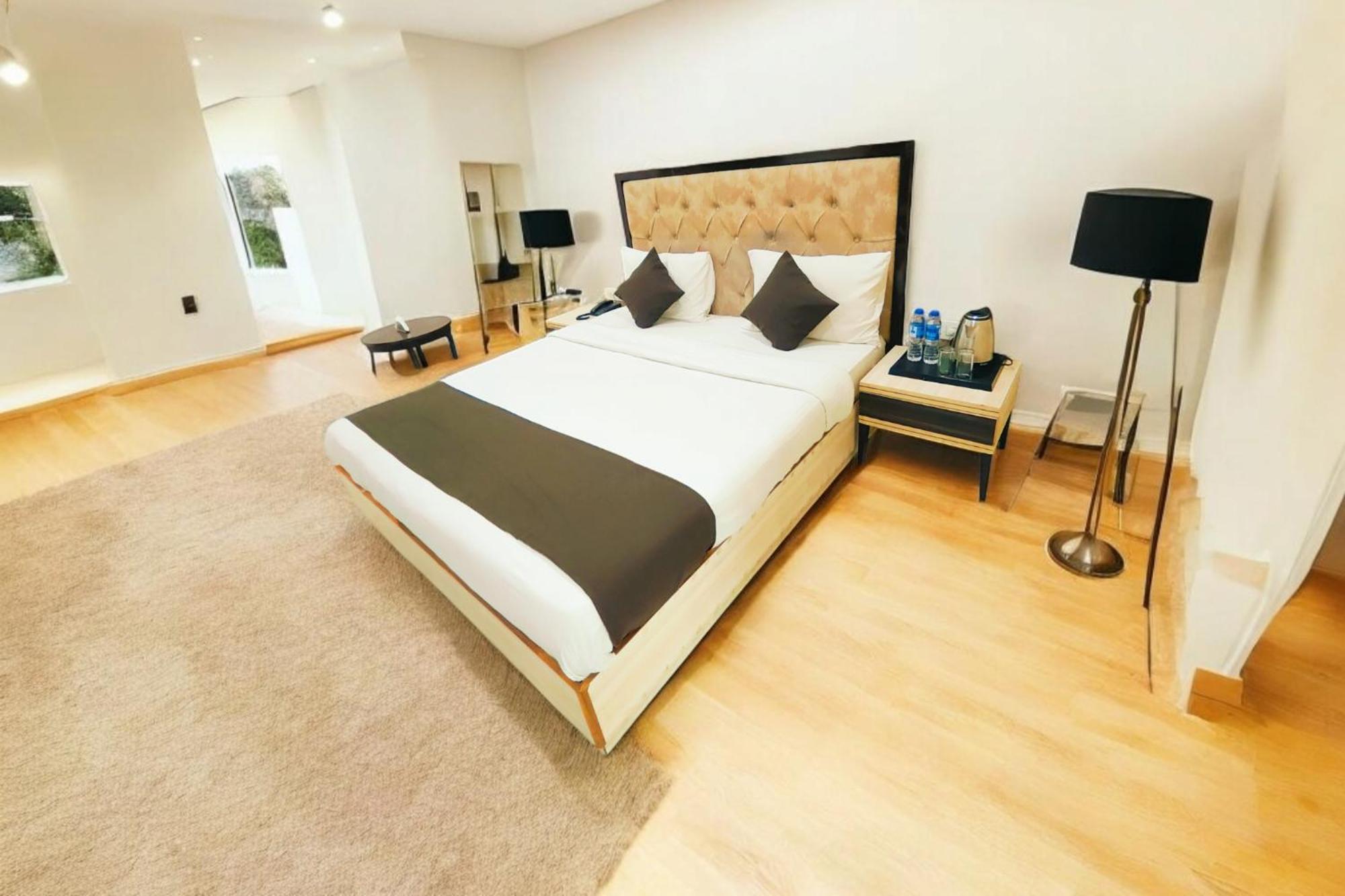 Hotel Almora Sky Near By Delhi International Airport With - Free Airport Pickup And Drop 3*