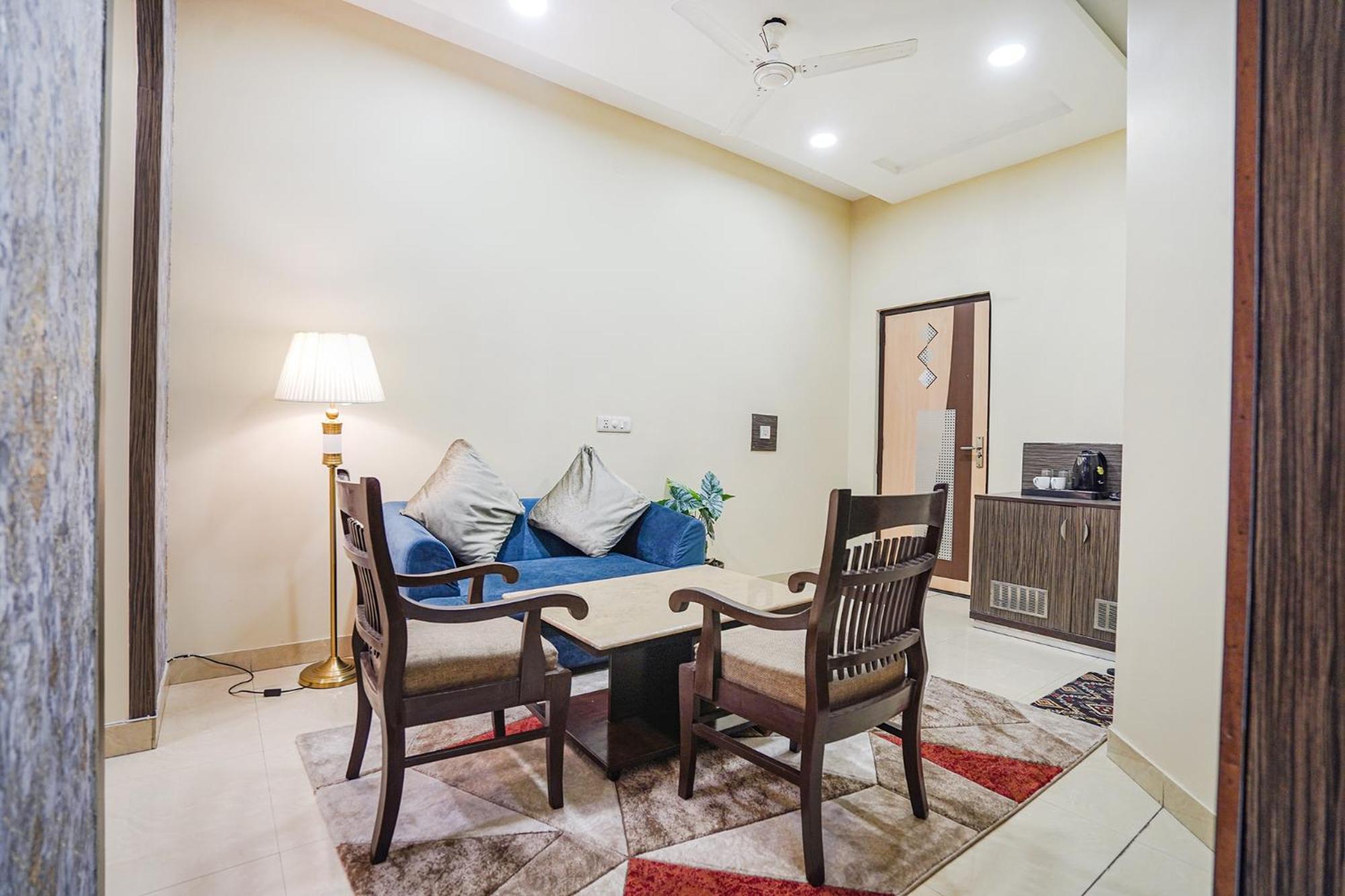 Fabhotel Rivlet Premium *