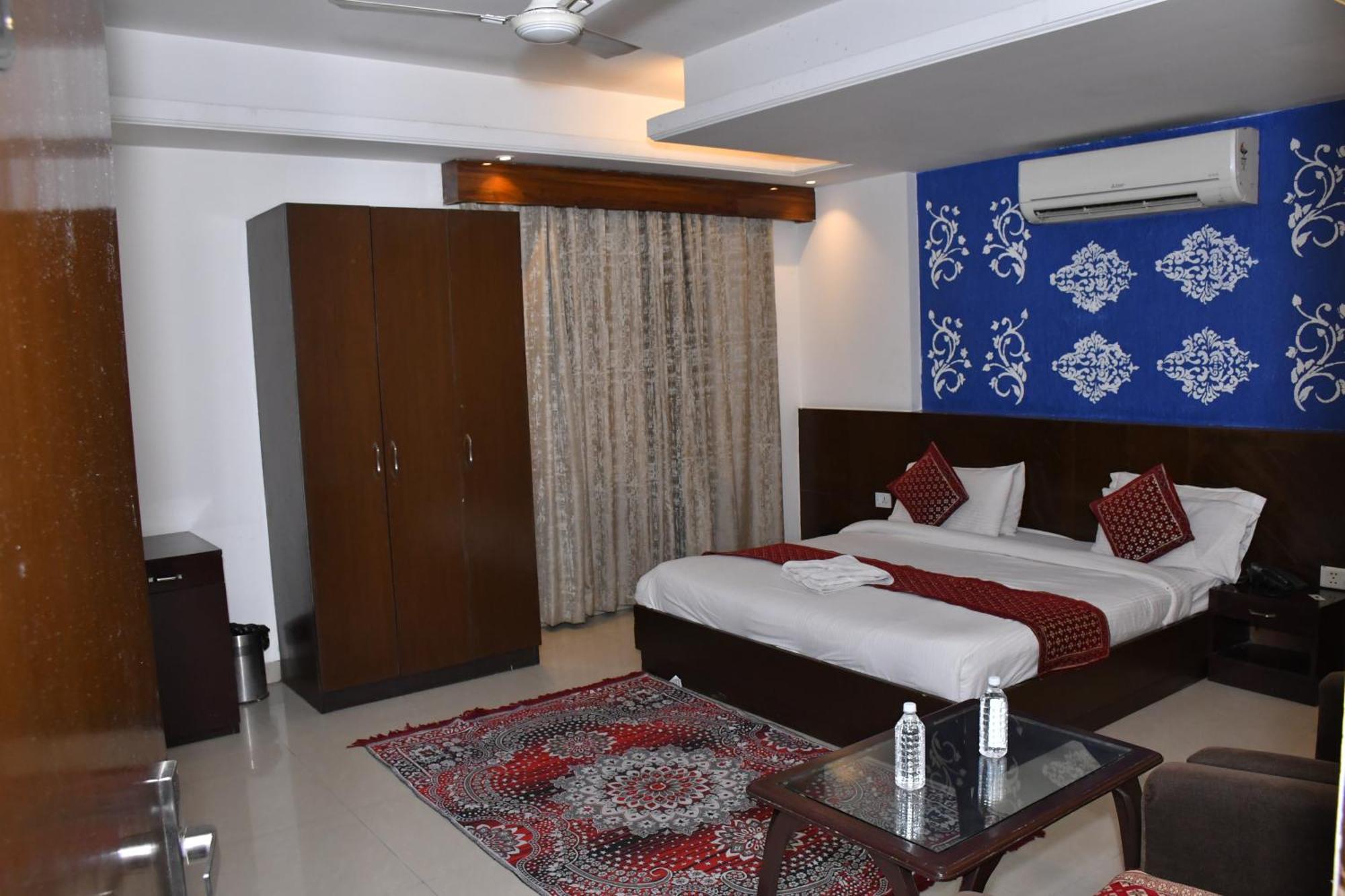 Hotel The Impress Near Delhi Airport 4*