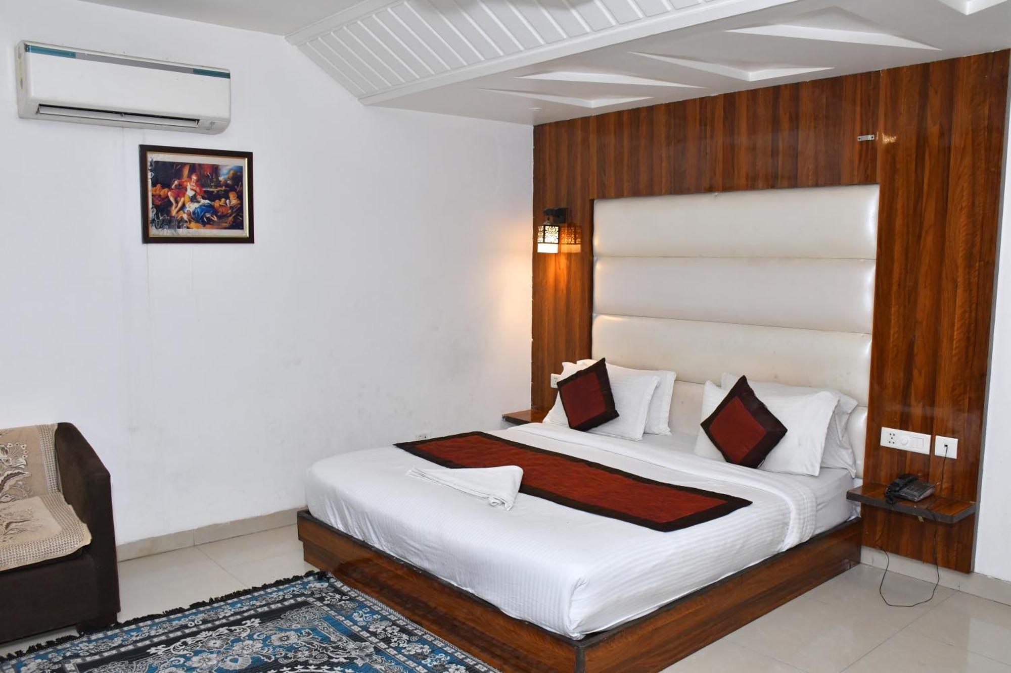 Hotel The Impress Near Delhi Airport 4*