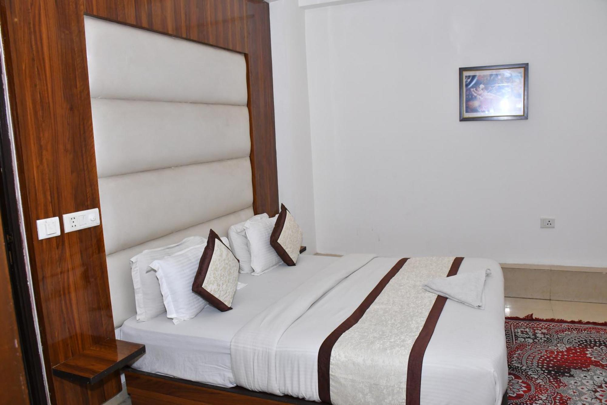 Hotel The Impress Near Delhi Airport 4*