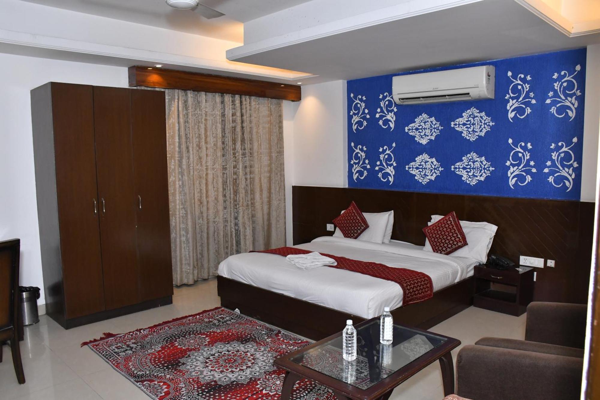 Hotel The Impress Near Delhi Airport 4*