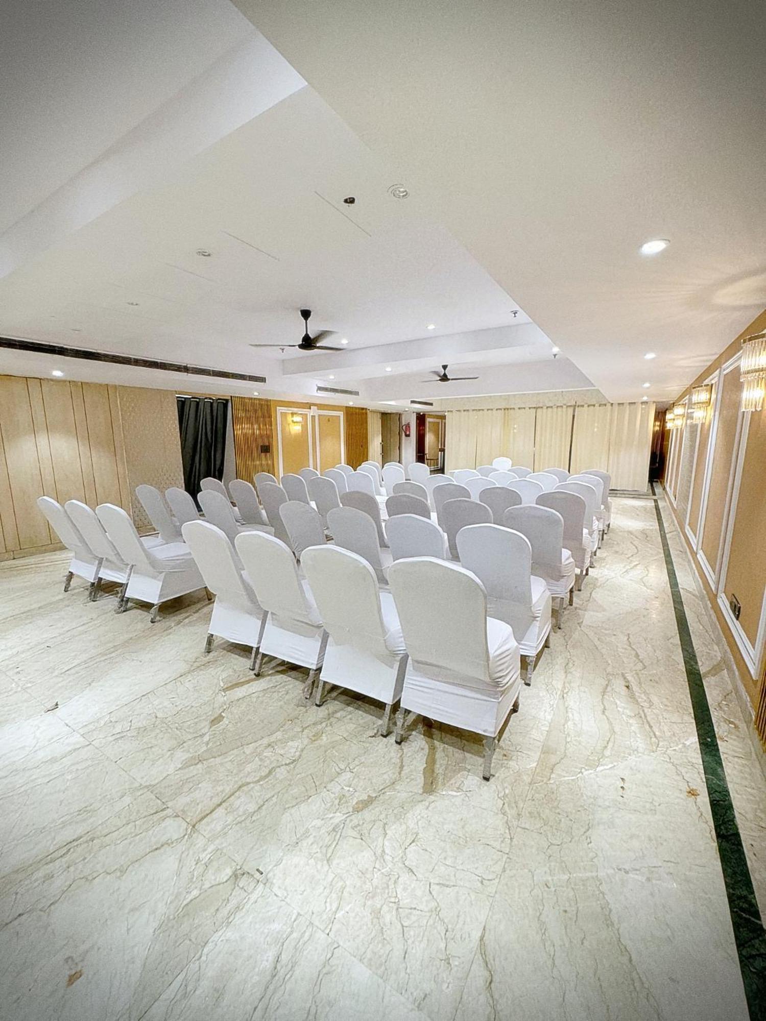 Hotel The Orion Express - East Of Kailash 3*