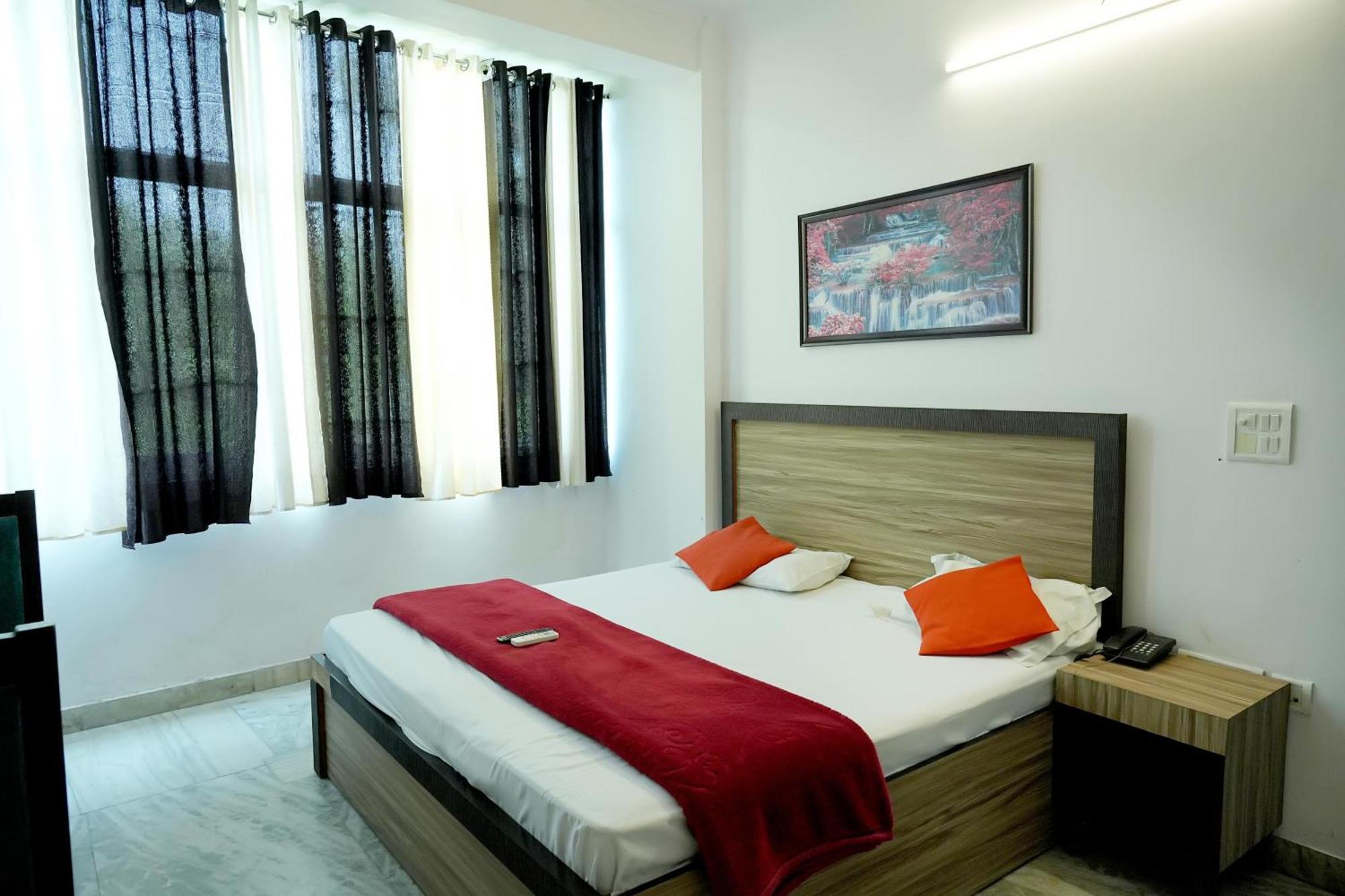 Hotel Surya - 1 Min Walk In Nizamuddin Railway Station Gate No 4 2*