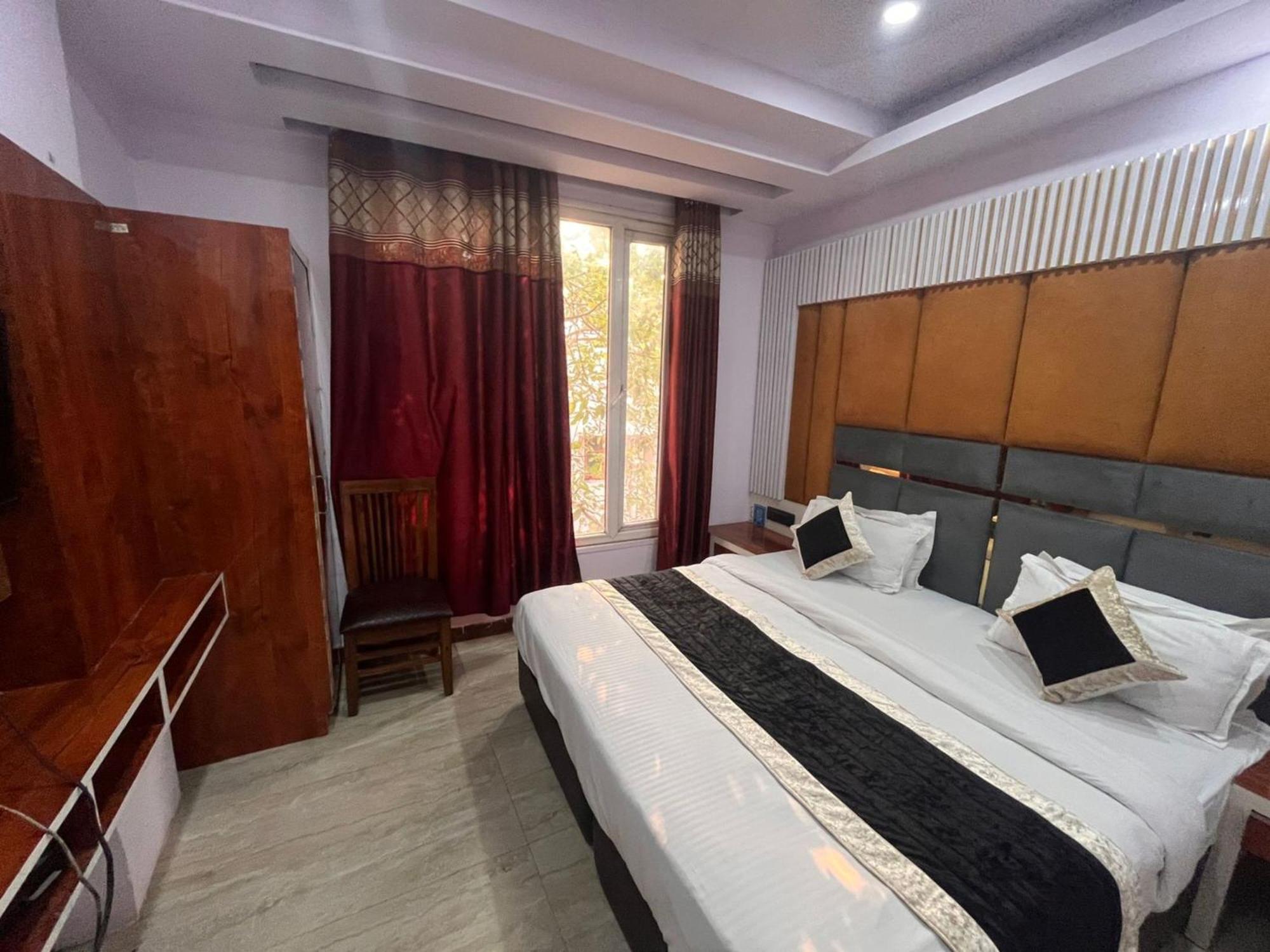 Hotel Ambience -5 Mints Walk From Railway Station 4*