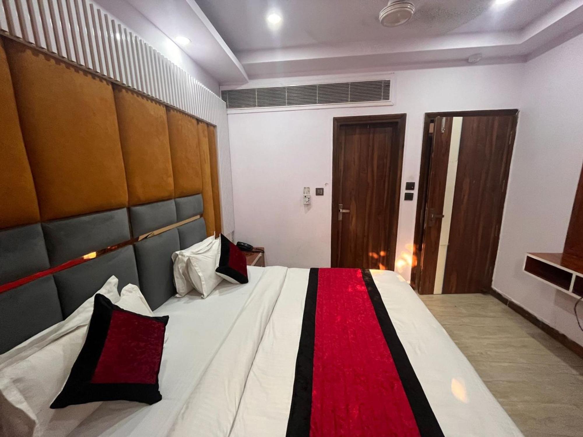Ambience -5 Mints Walk From Railway Station 4*