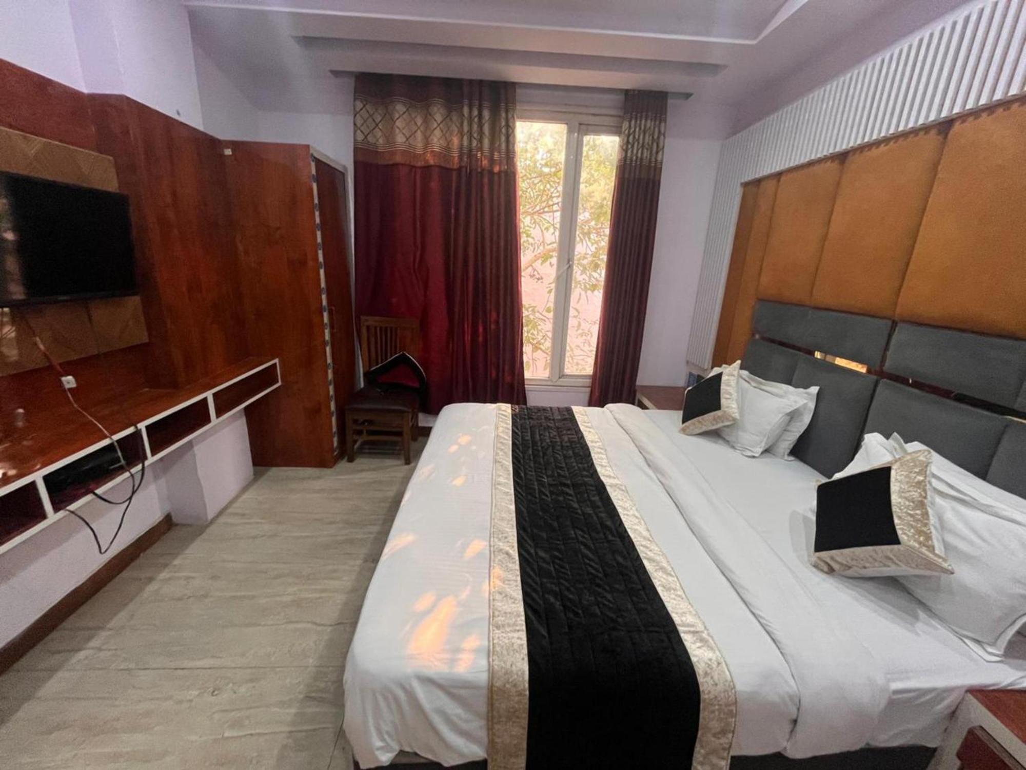 Ambience -5 Mints Walk From Railway Station Hotel