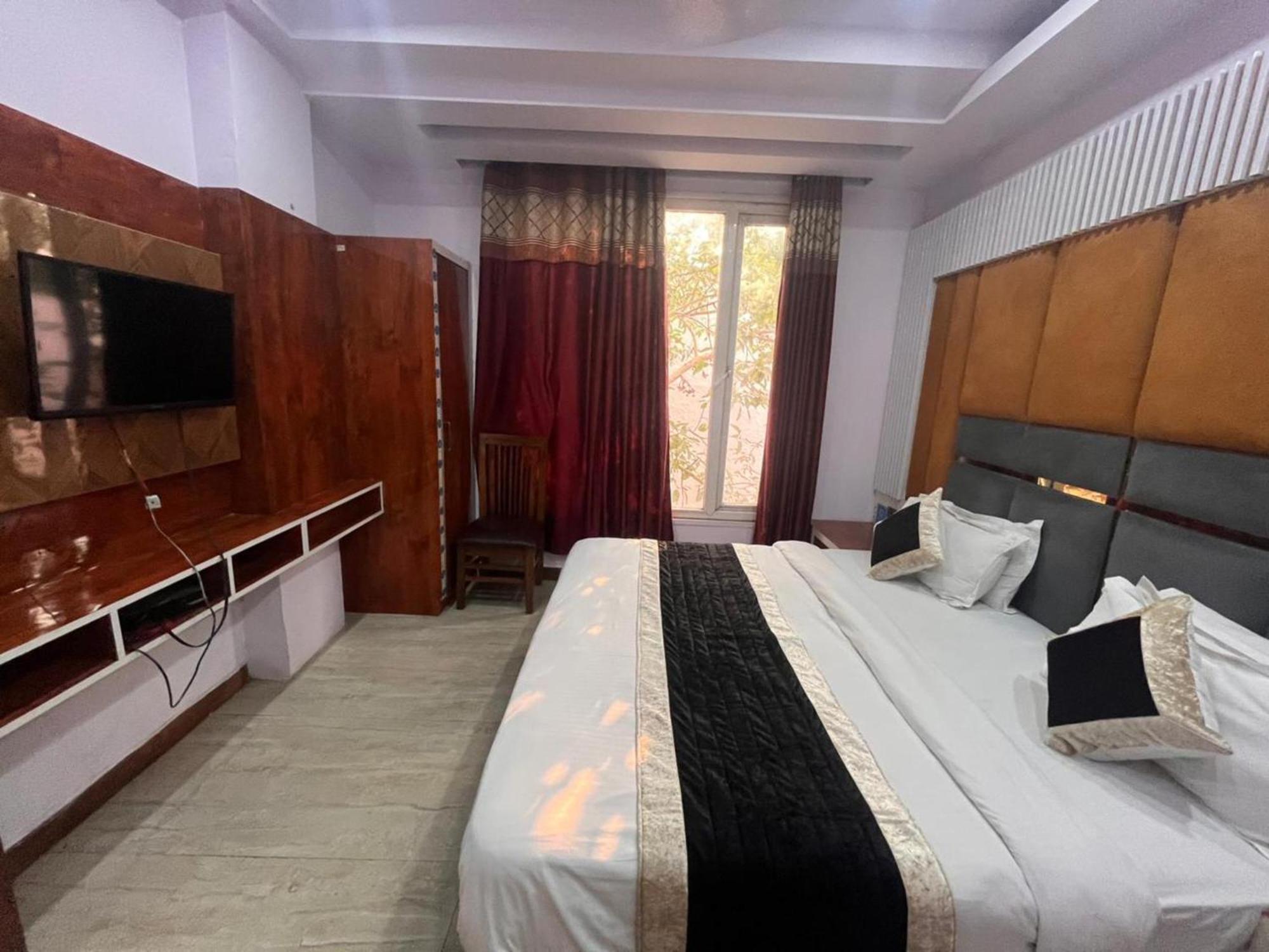 Hotel Ambience -5 Mints Walk From Railway Station