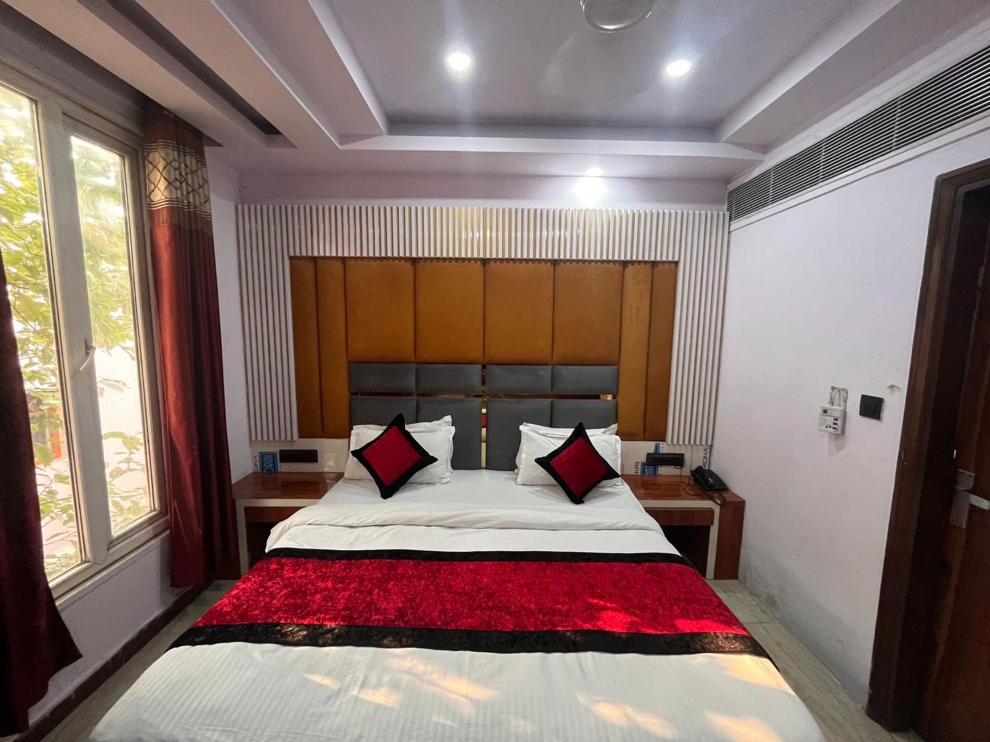 Hotel Ambience -5 Mints Walk From Railway Station 4*