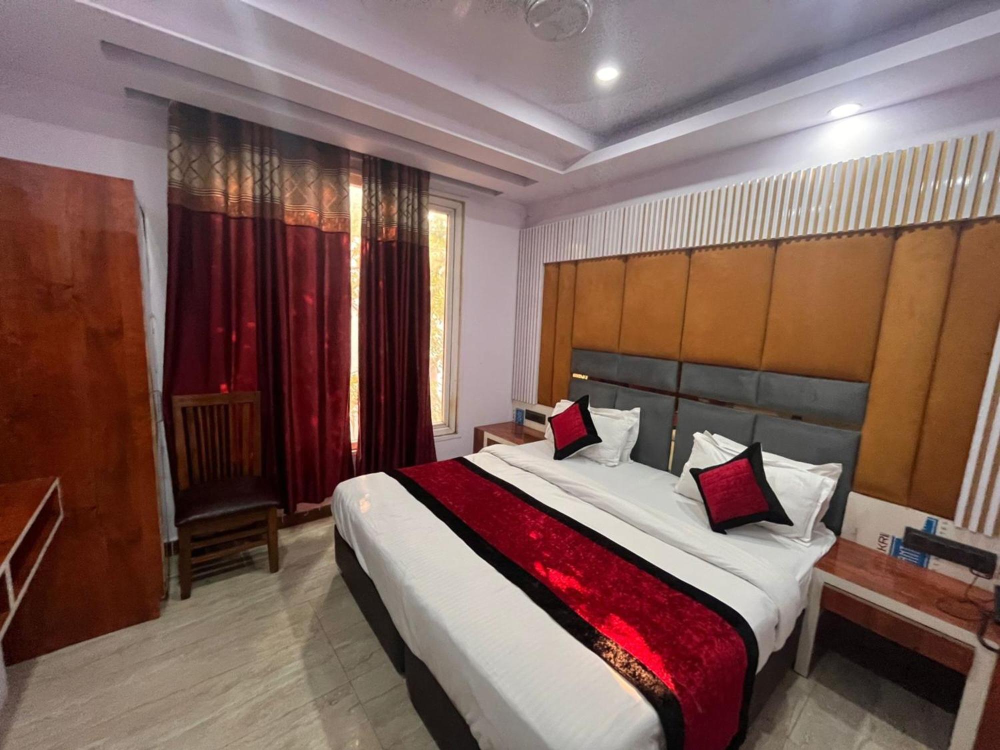 Ambience -5 Mints Walk From Railway Station Hotel 4*
