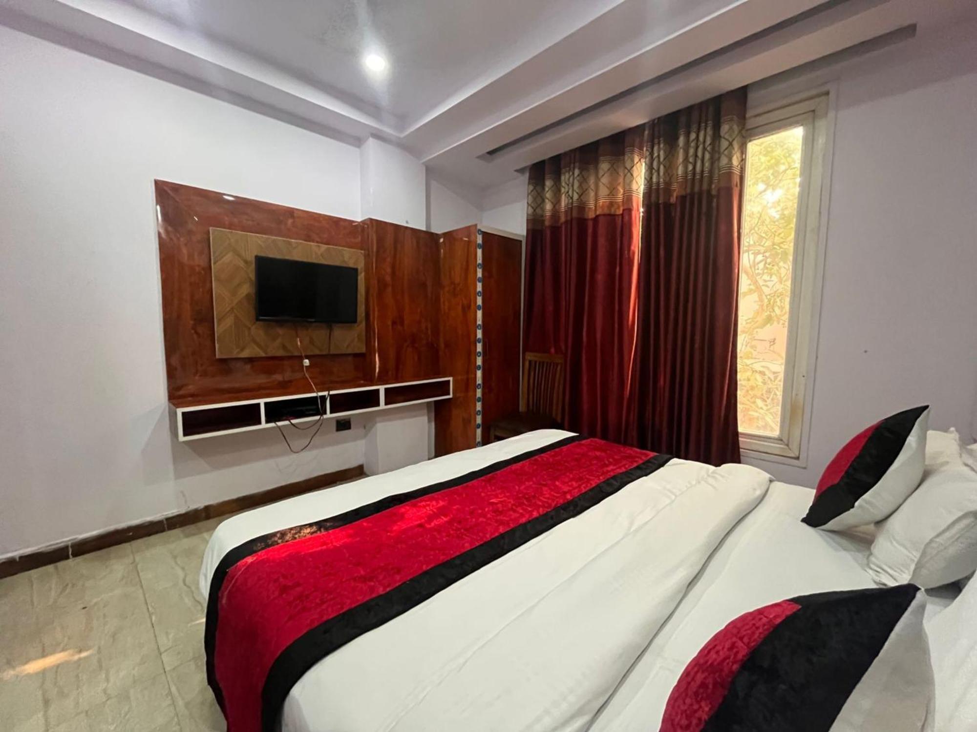 Hotel Ambience -5 Mints Walk From Railway Station 4*