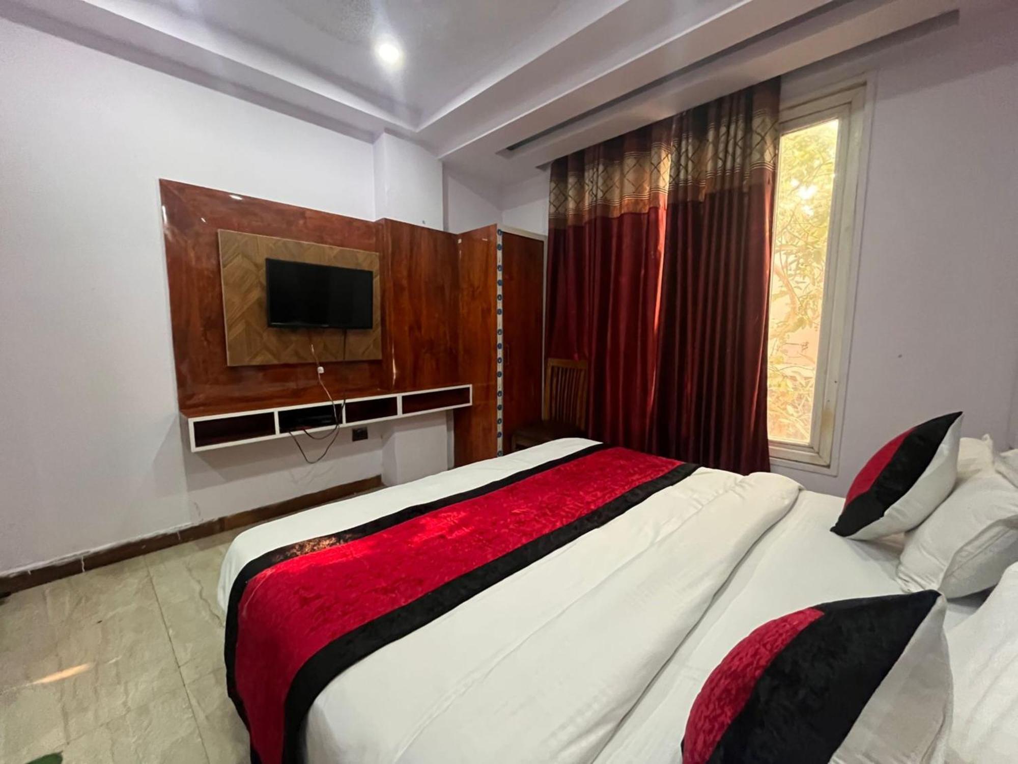Ambience -5 Mints Walk From Railway Station 4*
